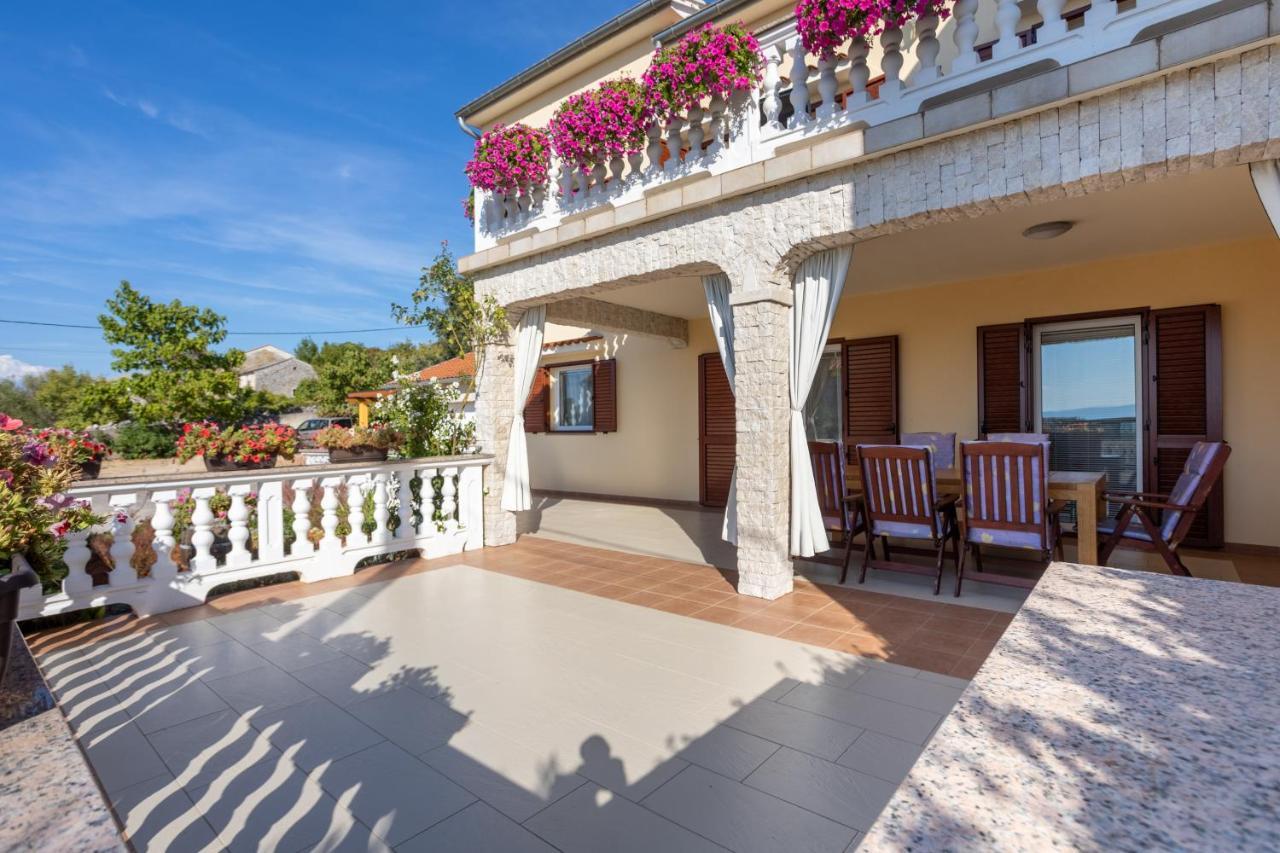 Apartmani Sandra Malinska Sveti Vid-Miholjice Bagian luar foto