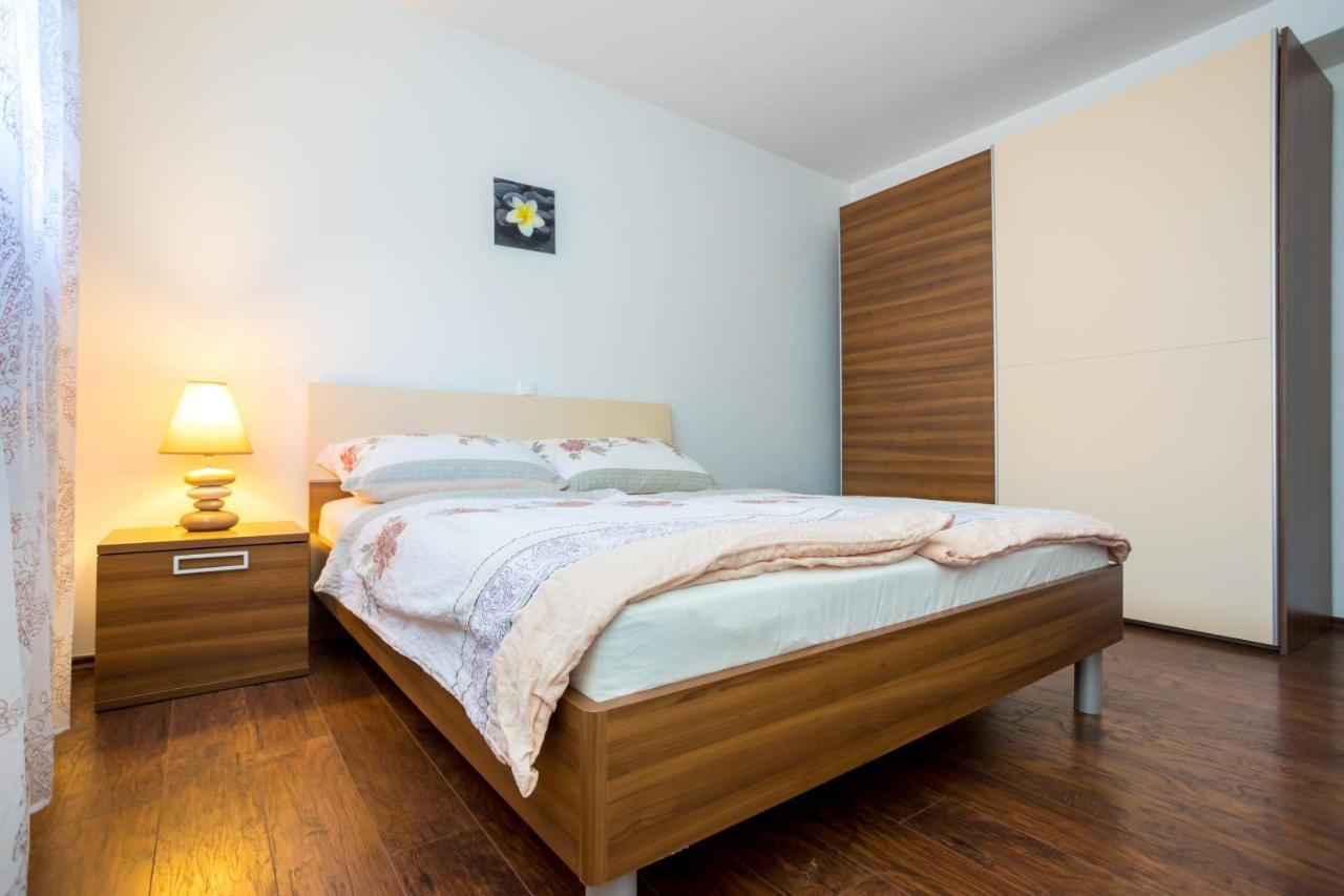 Apartmani Sandra Malinska Sveti Vid-Miholjice Bagian luar foto