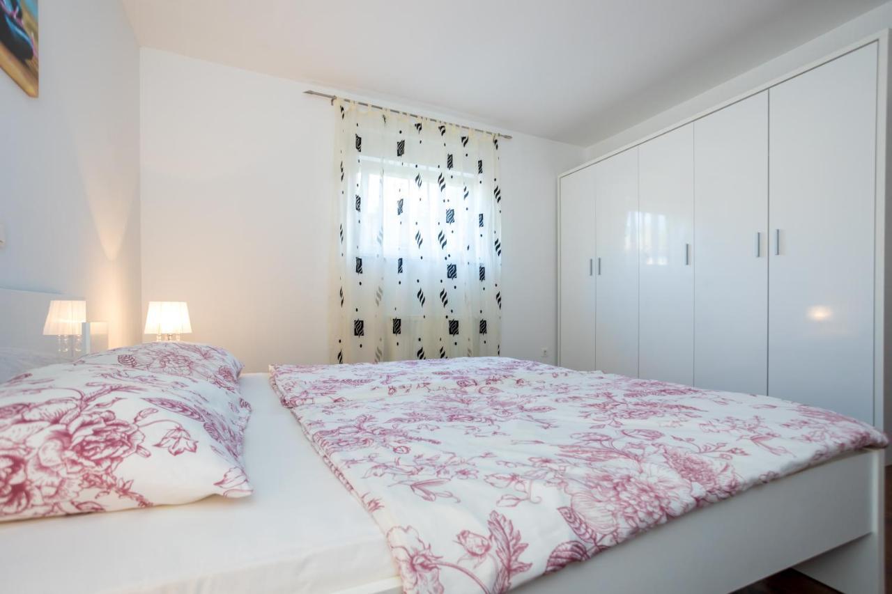 Apartmani Sandra Malinska Sveti Vid-Miholjice Bagian luar foto