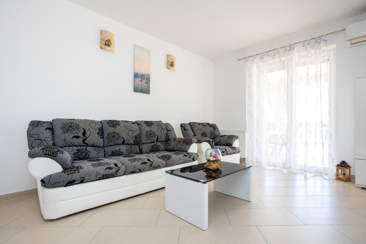 Apartmani Sandra Malinska Sveti Vid-Miholjice Bagian luar foto
