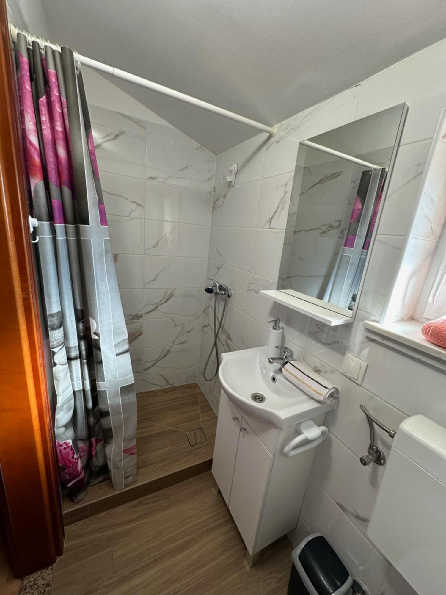 Apartmani Sandra Malinska Sveti Vid-Miholjice Bagian luar foto